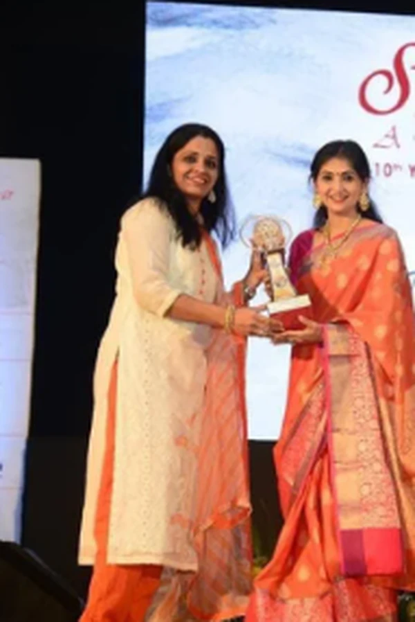 Vidushi Kaushiki Chakraborty presented with an award at SwaraZankar